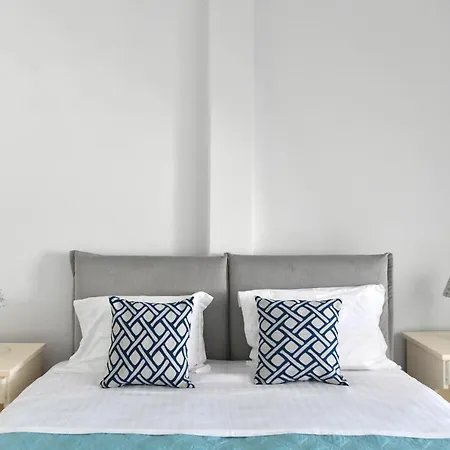 White Paros Apartment *