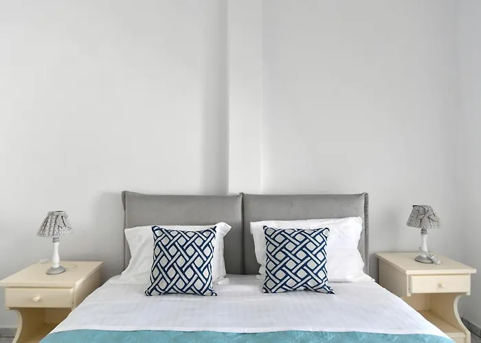 White Paros Apartment *